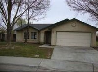 266 S Bordeaux Ave, Kerman, CA 93630