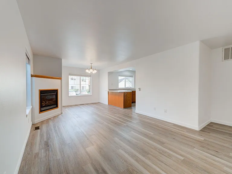 1094 Longbow Ln #D — Photo 3