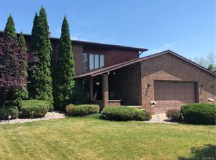 8870 Disney Dr, Niagara Falls, NY 14304