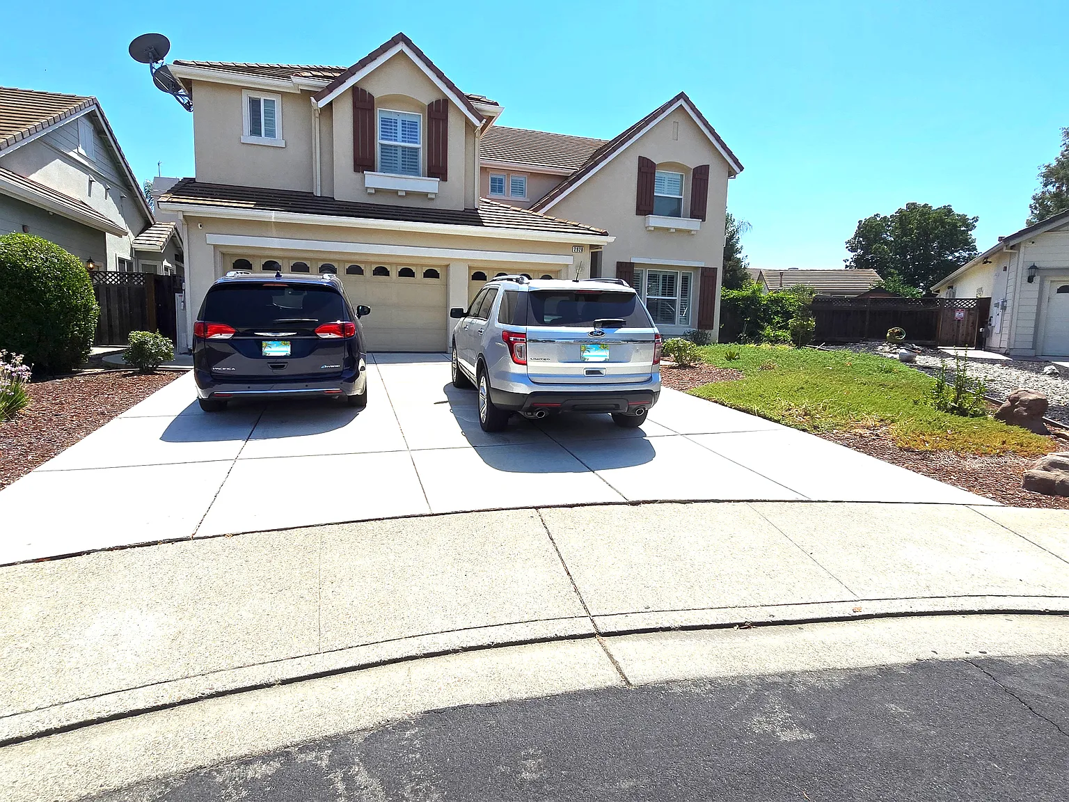 5 bed, 4.5 bath, 4070 sqft, $4,500 — Photo 2