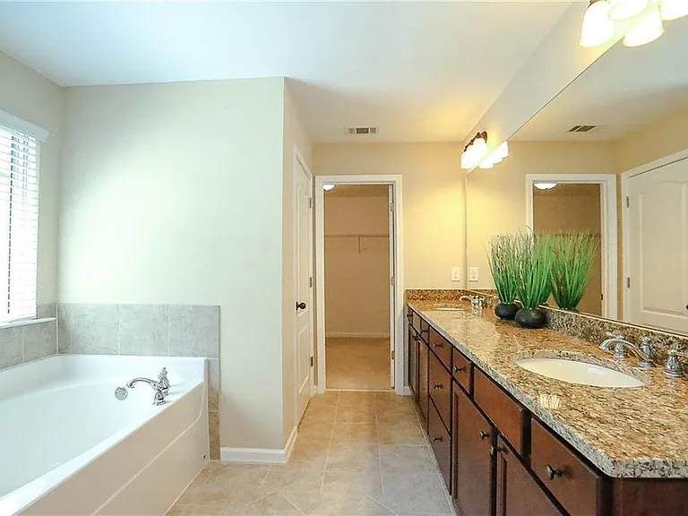 430 Park Place Ct — Photo 6