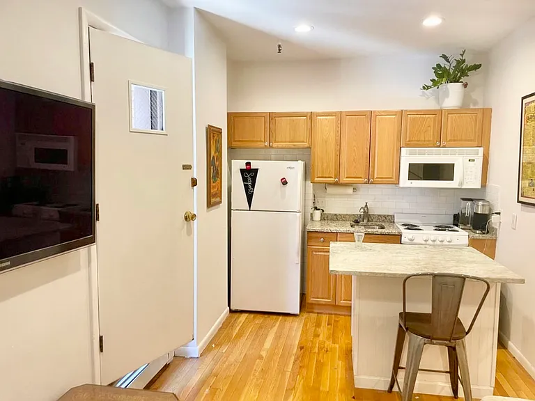 160 Salem St — Photo 3