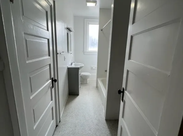 Spacious 2 Bed/1 Bath Apartment In Charleston, 1637 Quarrier St APT 1, Charleston, WV 25311