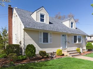35 Somerset Ave, Hicksville, NY 11801