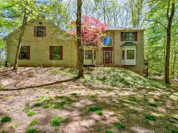 8000 Crosscreek Trl, Pfafftown, NC 27040