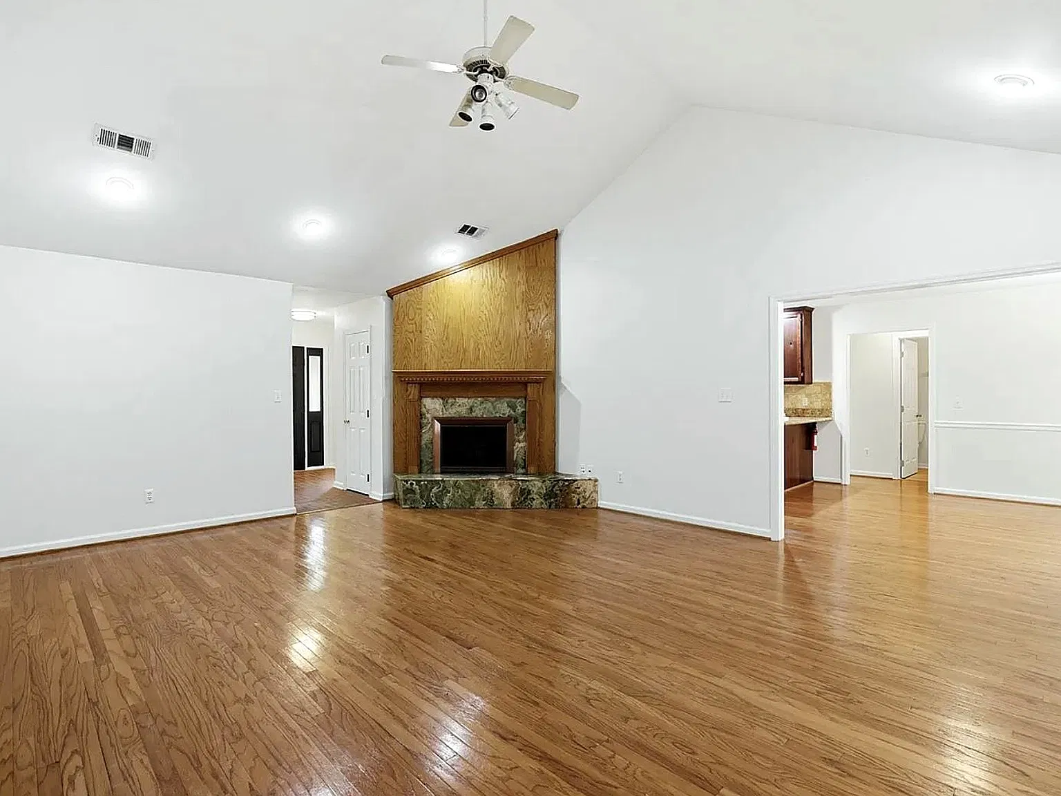 4 bed, 2113 sqft, $2,395 — Photo 2