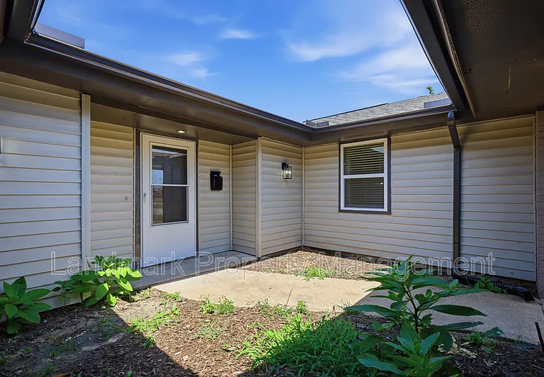 4351 Altamesa Blvd — Photo 5
