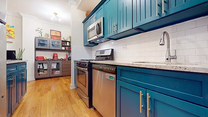 Sold by Bizzarro Agency | media 7