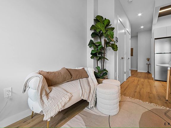 4th image of 219 Lenox Rd #3GG