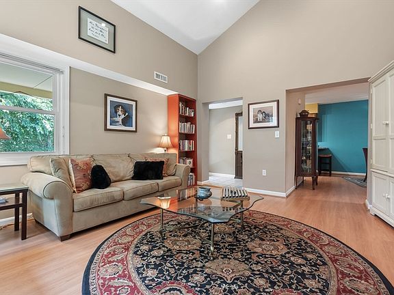 3rd image of 6 Queensberry Dr #6