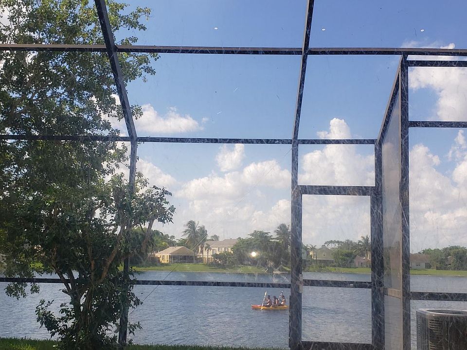 Beautiful lakefront screened in patio.