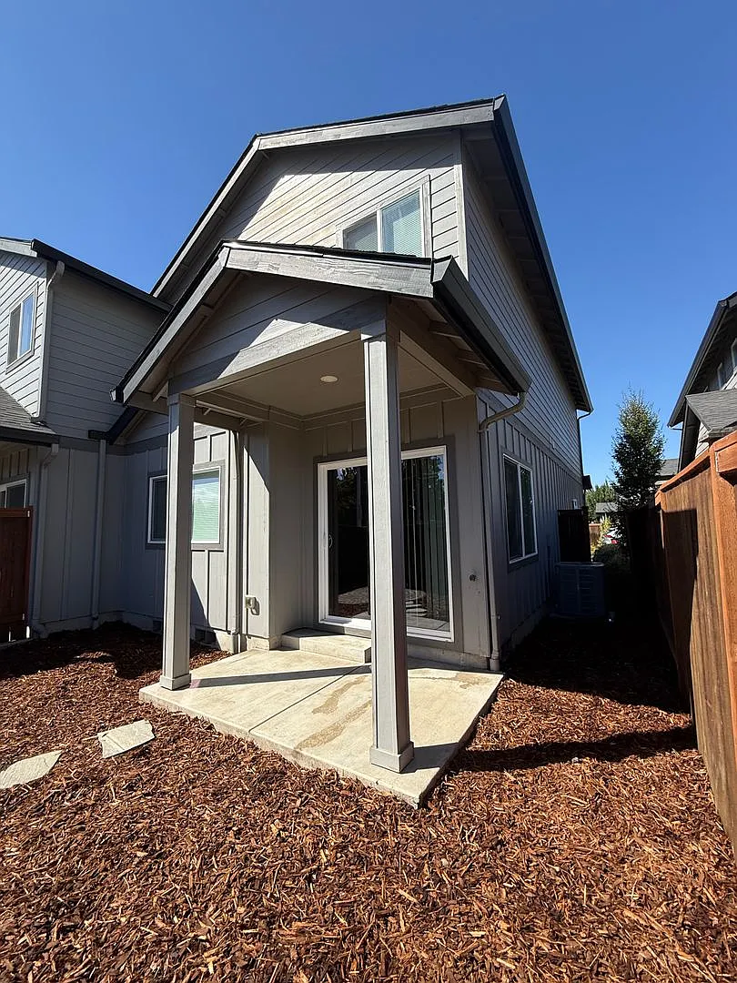 Newer 3-bedroom, 2.5 bath duplex in desirable neighborhood! — Photo 2