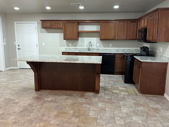 3rd image of 1025 Green Acres Dr