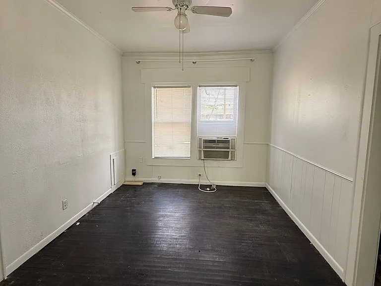 202 College St — Photo 2