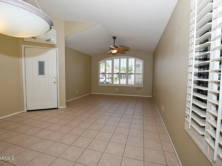 10221 W Daley Ln — Photo 5