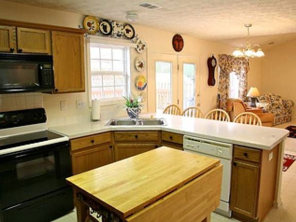 Kitchen and Breakfast Bar