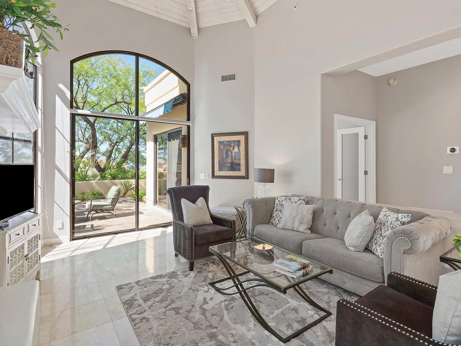 3 bed, 2.0 bath, 1986 sqft, $6,500 — Photo 3