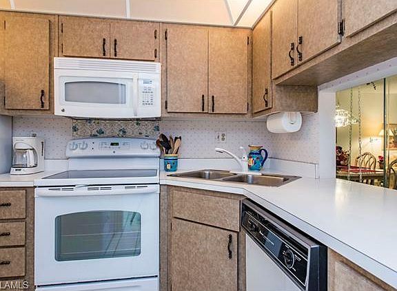 4th image of 274 Banyan Blvd