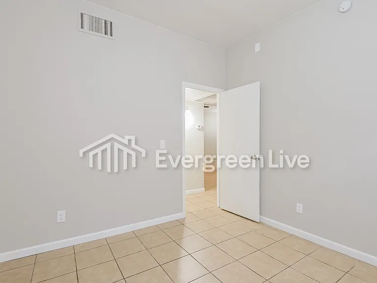 149 W Lee St — Photo 16