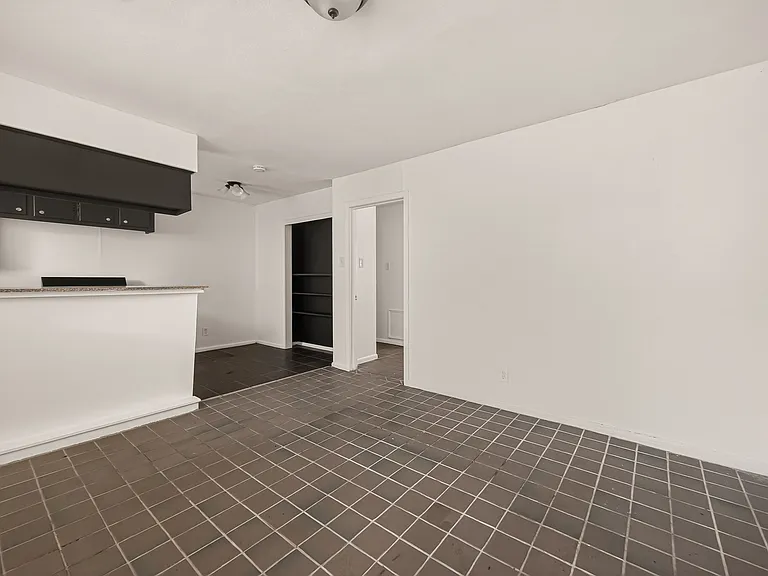 2708 Oakcliff St #5 — Photo 3