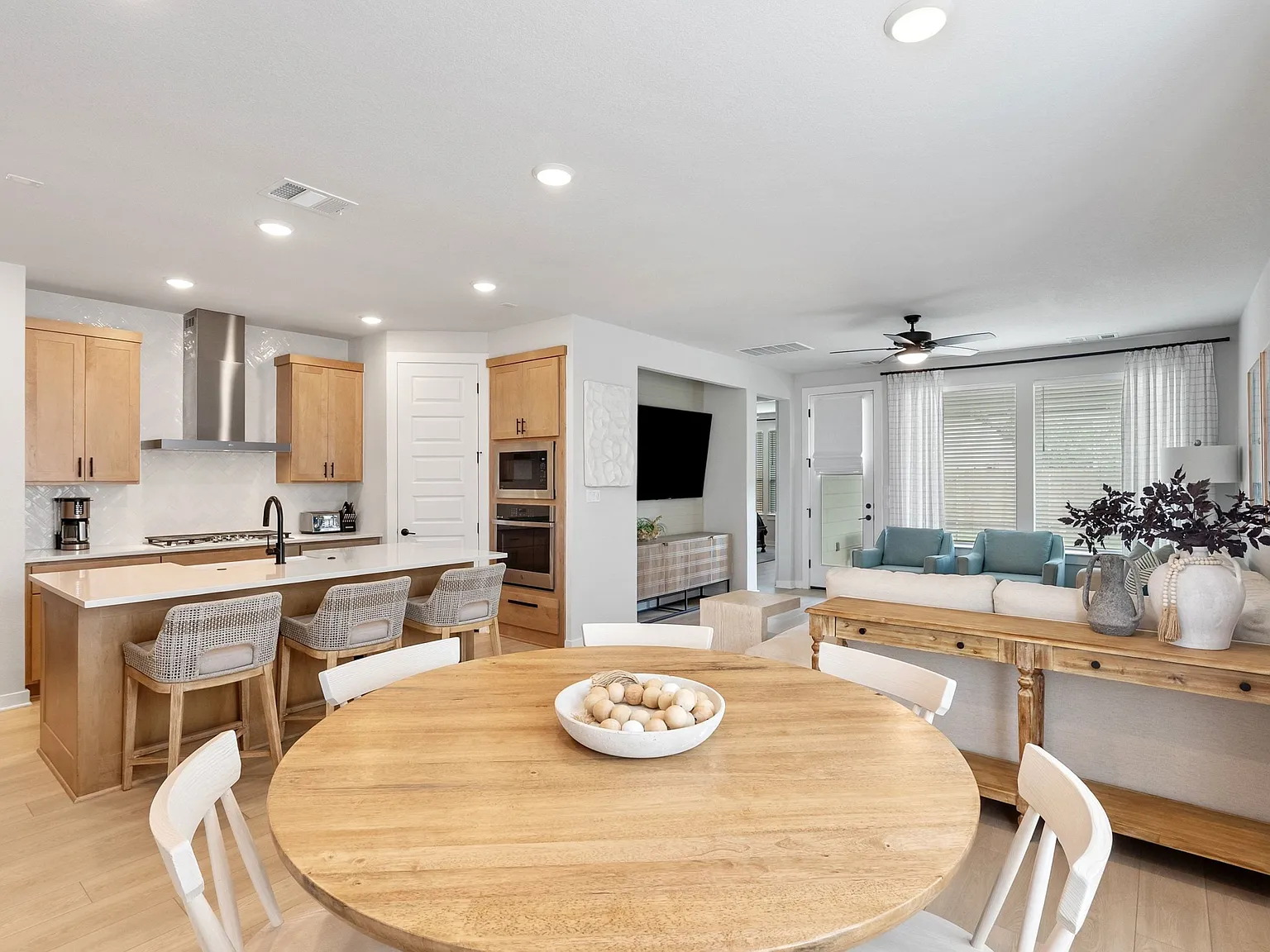 4 bed, 2362 sqft, $3,600 — Photo 4