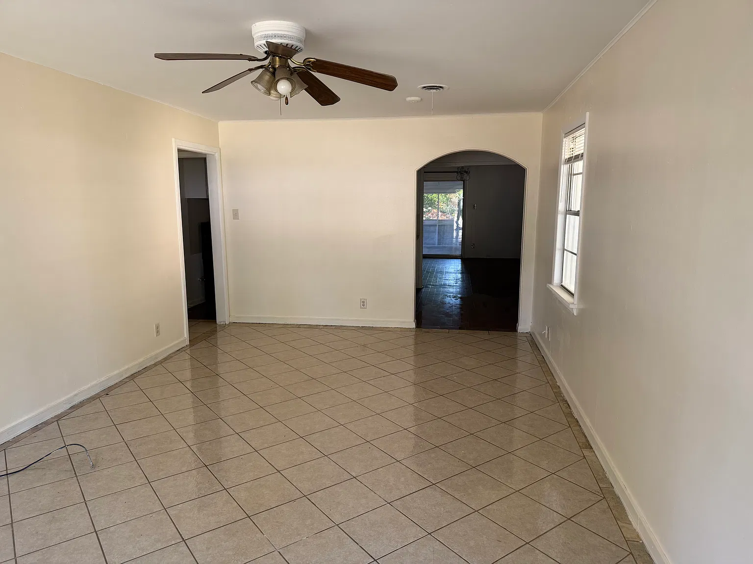 3 bed, 2003 sqft, $1,400 — Photo 2