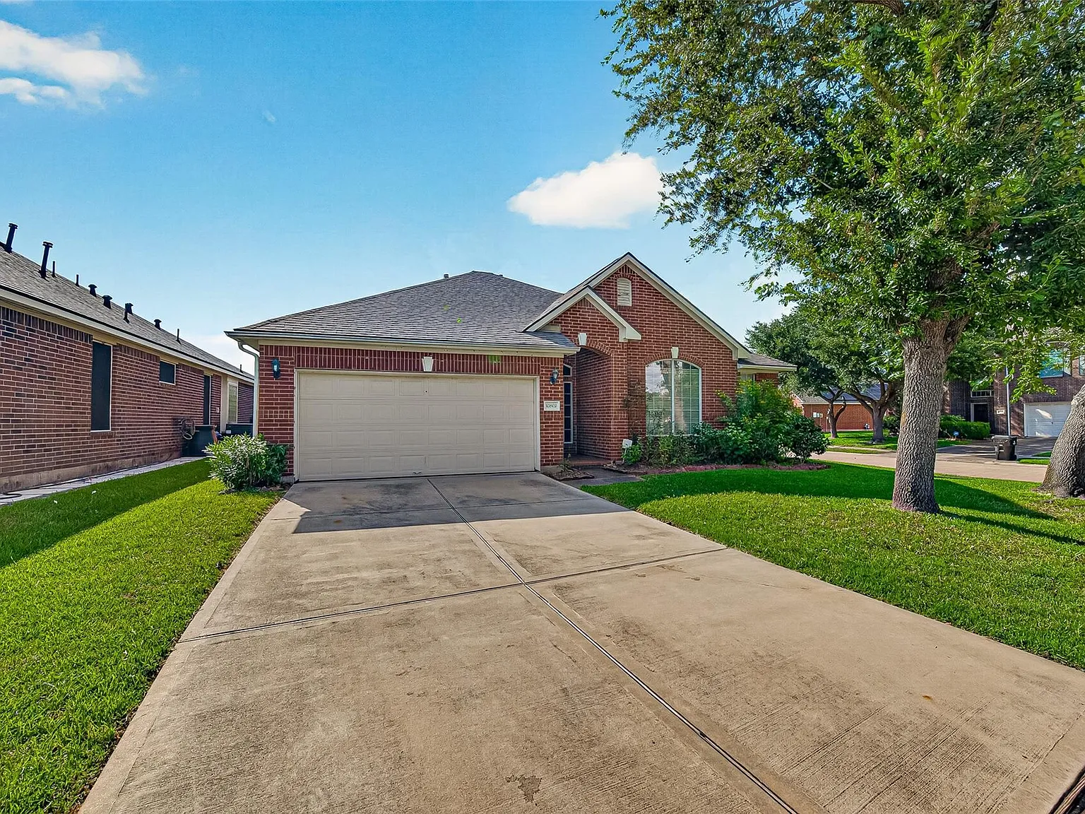 3 bed, 2.0 bath, 1914 sqft, $2,300 — Photo 2