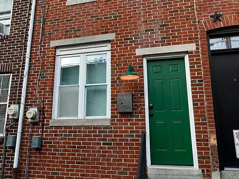 1939 E Oakdale St — Photo 1
