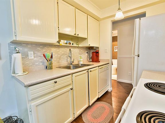 4th image of 1330 Martin St #302