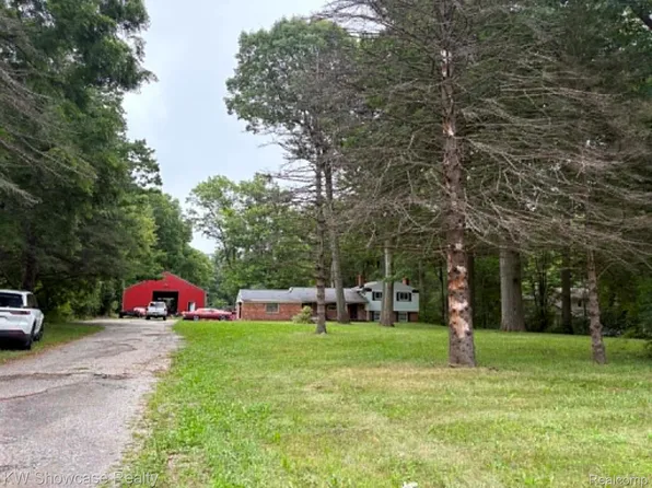4949 Clarkston Rd, Clarkston, MI 48348