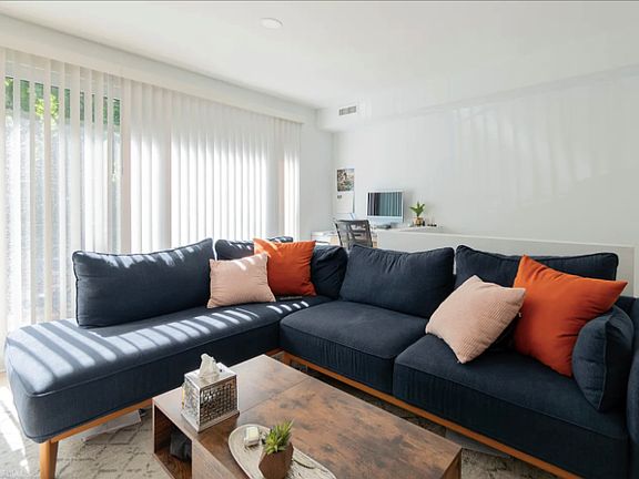 4th image of 924 W Wrightwood Ave #2