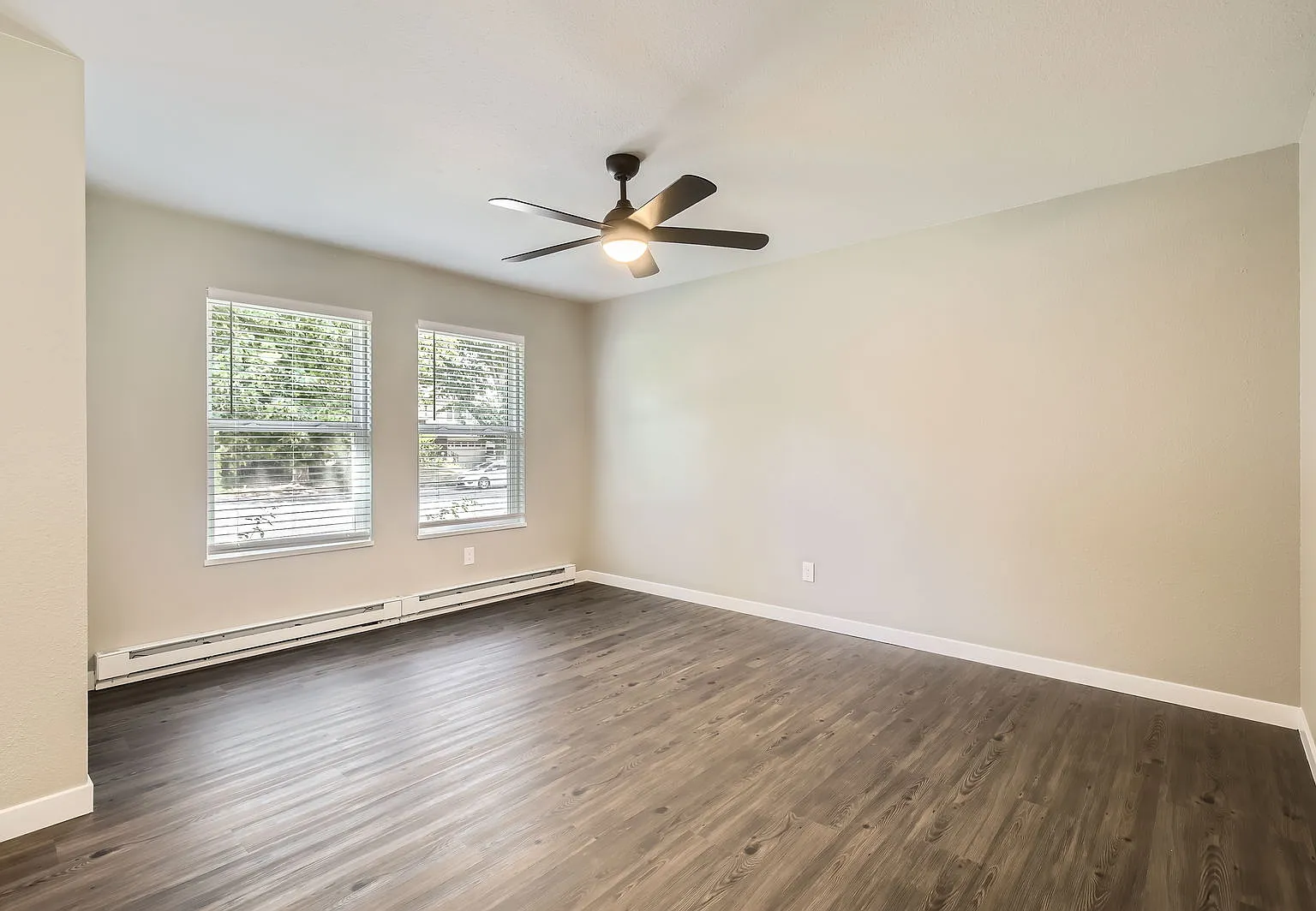 3 bed, 1.5 bath, 1550 sqft, $2,395 — Photo 2