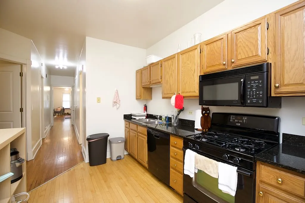 Appealing 4 Bed, 2 Bath at Sheridan + Columbia (Rogers Park) — Photo 4