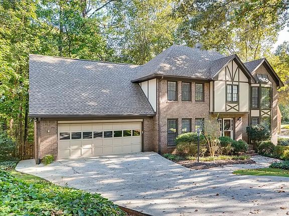 2nd image of 215 Nestor Ct