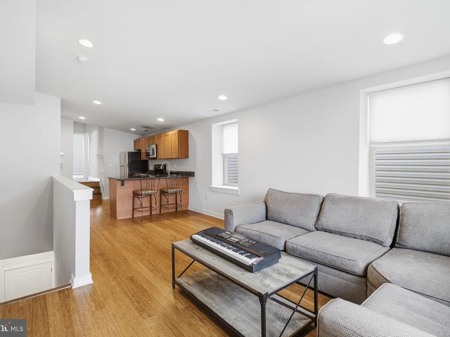 2 bed, 1.0 bath, 2864 sqft, $2,200 — Photo 2