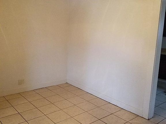3rd image of 704 Douglas Ave