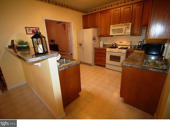 3rd image of 2 E Minglewood Dr