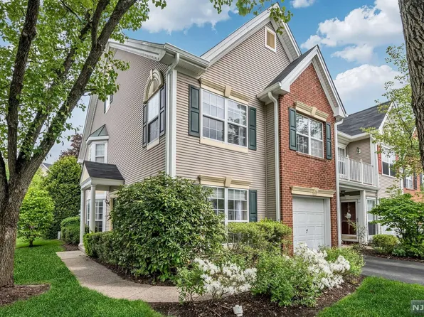 28 Heritage Ct, Towaco, NJ 07082