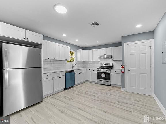 5th image of 245 William St #B