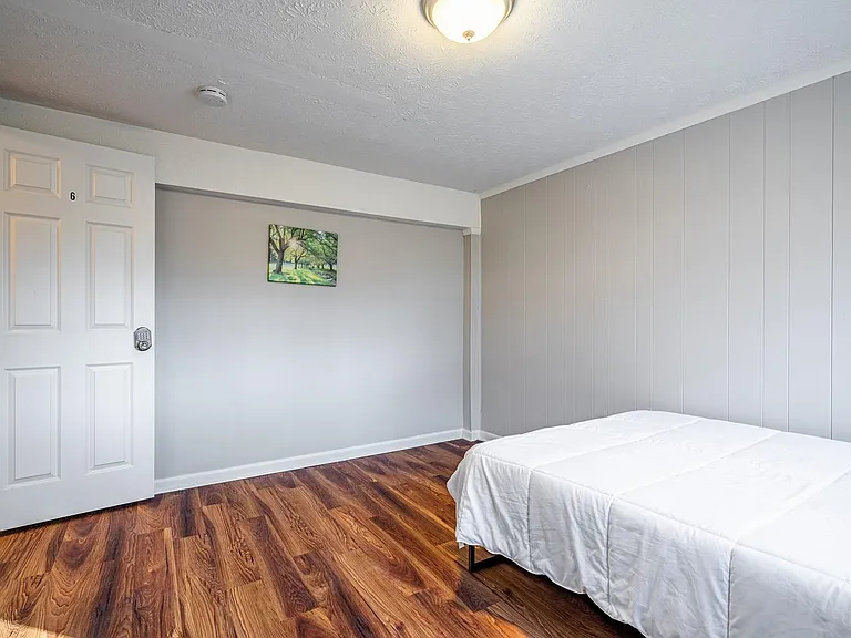 Pineglen Dr — Photo 2