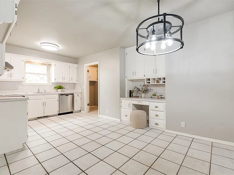 320 Elwood Dr — Photo 9