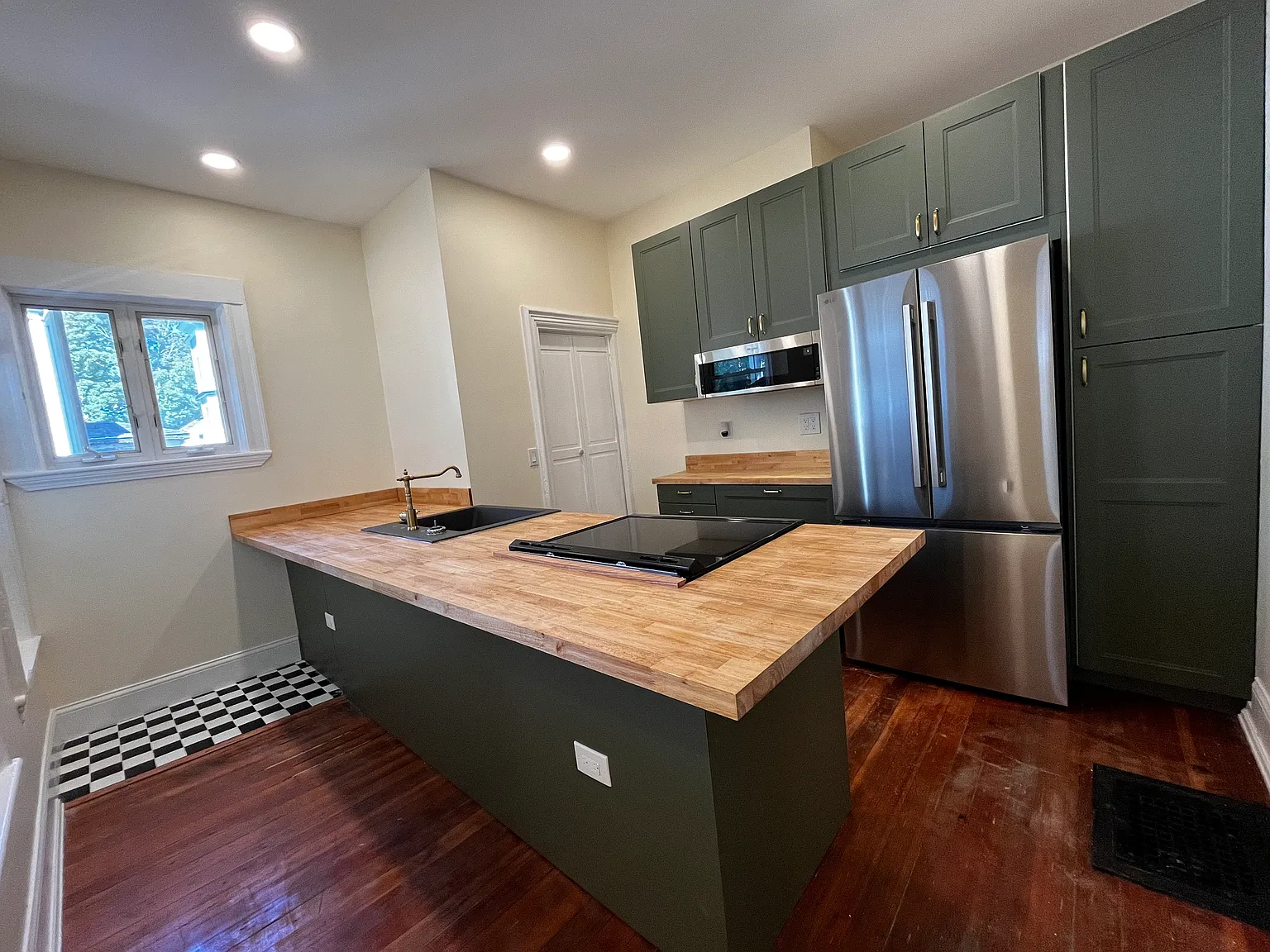 3 bed, 1.5 bath, 1223 sqft, $4,200 — Photo 2