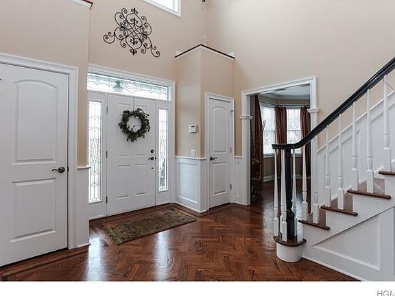 2nd image of 8 Roosa Ln