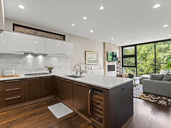 2nd image of 2219 N Hoyne Ave #2