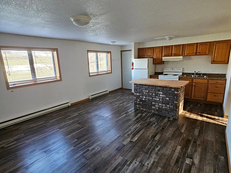 1260 Oakview Dr #1 — Photo 2