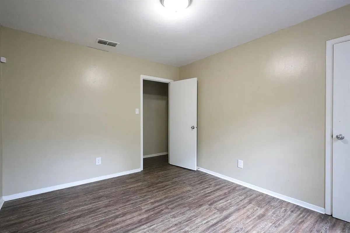 Unit Photo - 3268 Powell Ave
