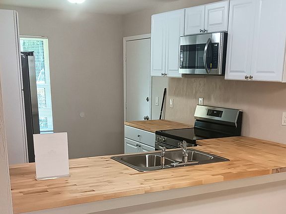 3rd image of 1032 W Samms Ave