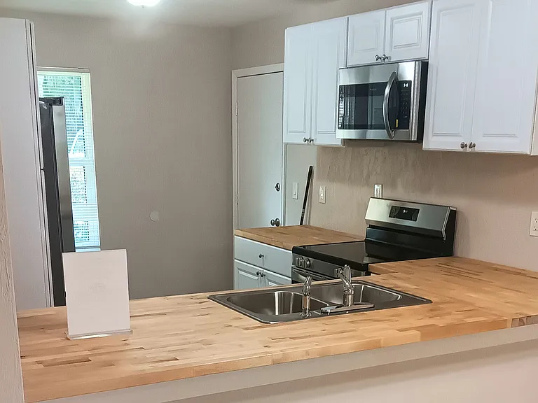 1032 W Samms Ave — Photo 3
