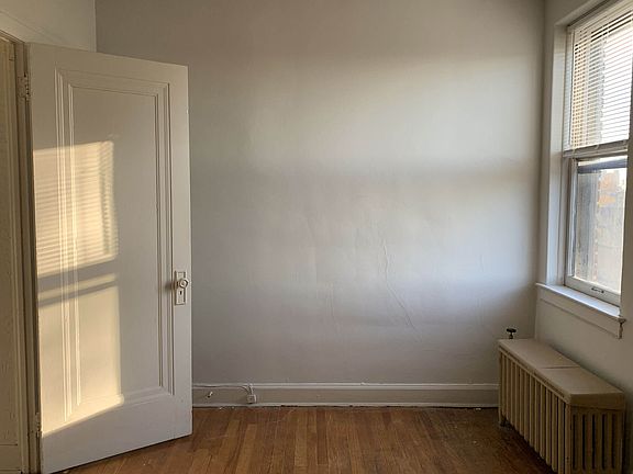 4th image of 1725-1731 Van Dyke St #28