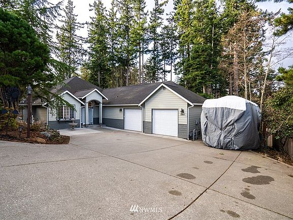 Pad on side of house accomodates 36 ft RV
